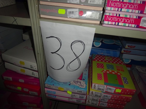5#5425 Abbigliamento e arredi da negozio in vendita - foto 320