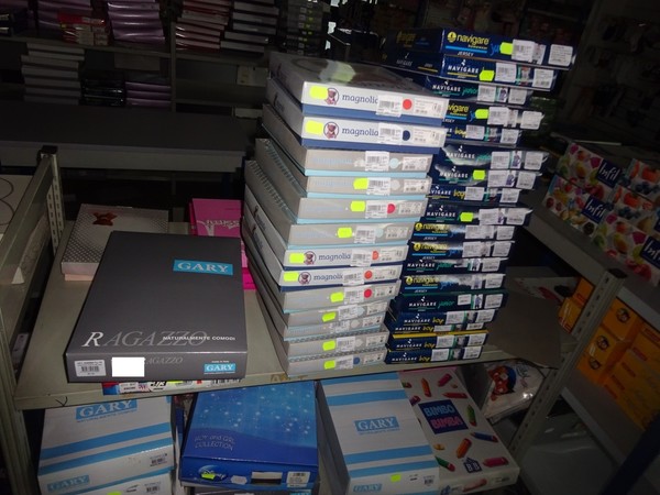 5#5425 Abbigliamento e arredi da negozio in vendita - foto 323
