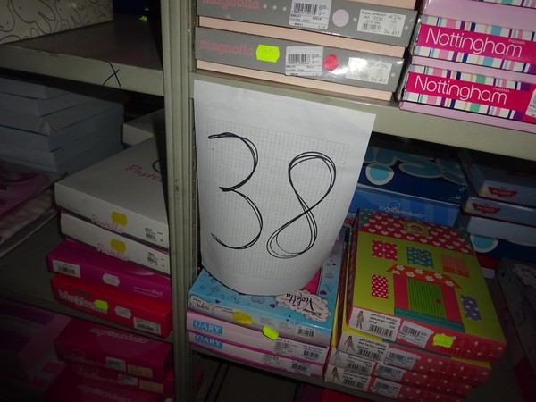 5#5425 Abbigliamento e arredi da negozio in vendita - foto 335