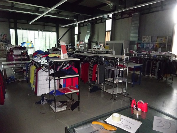 5#5425 Abbigliamento e arredi da negozio in vendita - foto 339