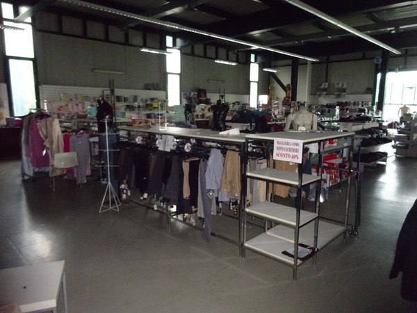 5#5425 Abbigliamento e arredi da negozio in vendita - foto 340