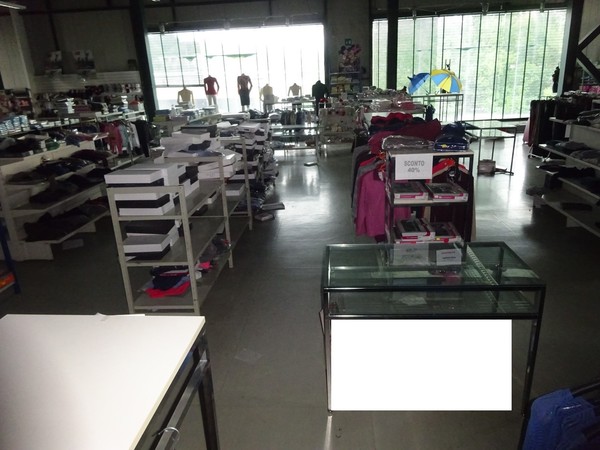 5#5425 Abbigliamento e arredi da negozio in vendita - foto 341