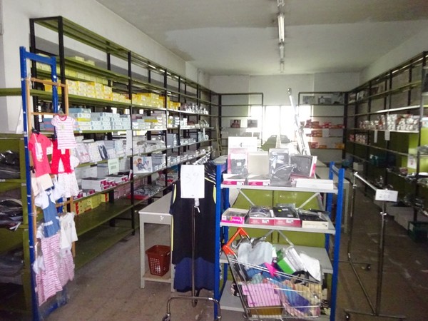 5#5425 Abbigliamento e arredi da negozio in vendita - foto 343