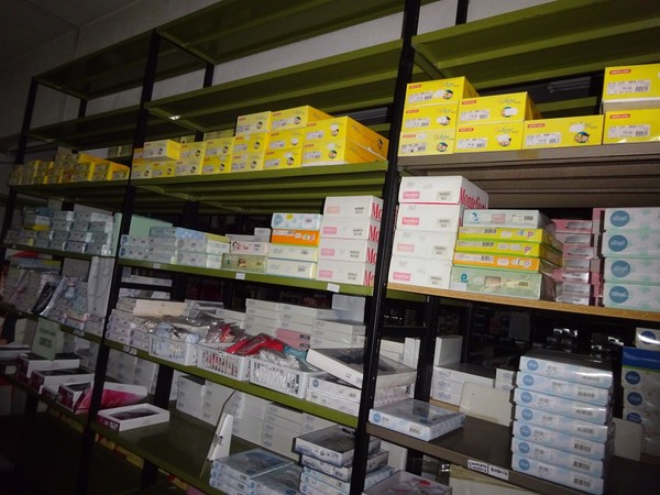 5#5425 Abbigliamento e arredi da negozio in vendita - foto 345