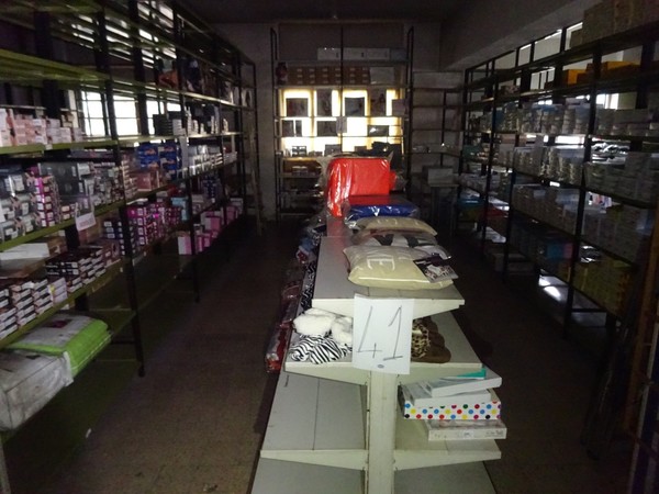 5#5425 Abbigliamento e arredi da negozio in vendita - foto 351