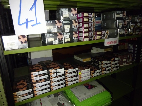 5#5425 Abbigliamento e arredi da negozio in vendita - foto 352