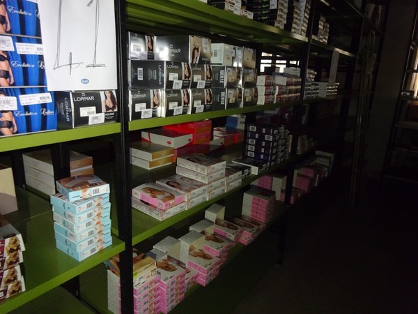 5#5425 Abbigliamento e arredi da negozio in vendita - foto 353