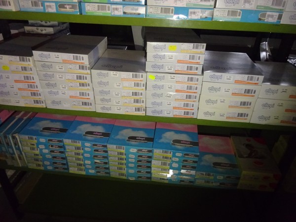 5#5425 Abbigliamento e arredi da negozio in vendita - foto 355