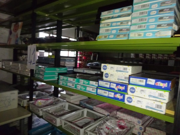 5#5425 Abbigliamento e arredi da negozio in vendita - foto 356