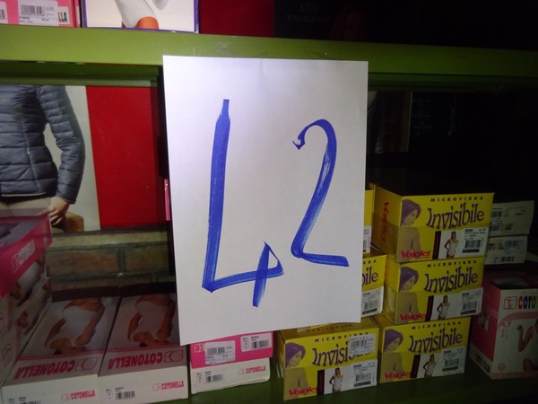 5#5425 Abbigliamento e arredi da negozio in vendita - foto 357