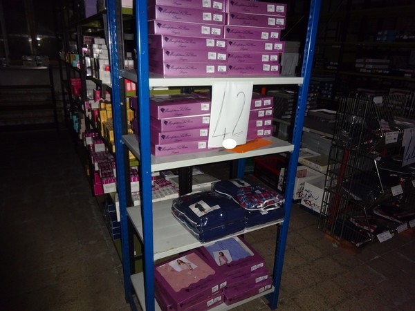 5#5425 Abbigliamento e arredi da negozio in vendita - foto 360