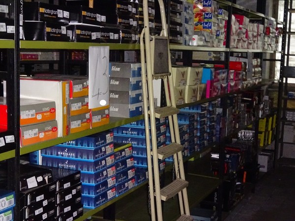 5#5425 Abbigliamento e arredi da negozio in vendita - foto 362