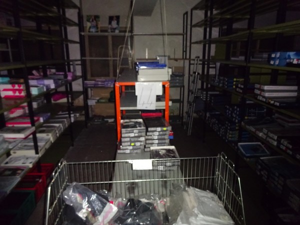5#5425 Abbigliamento e arredi da negozio in vendita - foto 365