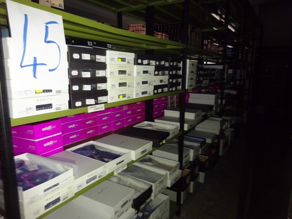 5#5425 Abbigliamento e arredi da negozio in vendita - foto 371