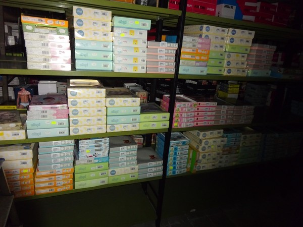 5#5425 Abbigliamento e arredi da negozio in vendita - foto 373