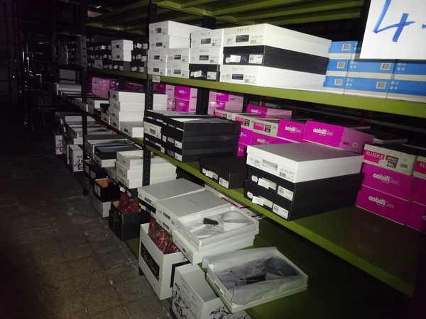 5#5425 Abbigliamento e arredi da negozio in vendita - foto 374