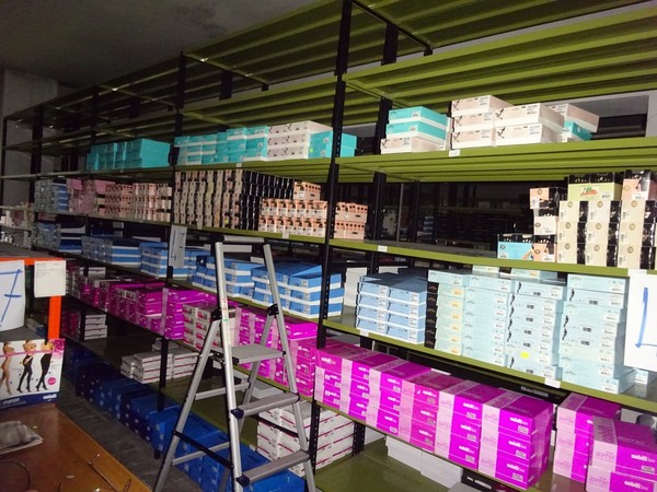 5#5425 Abbigliamento e arredi da negozio in vendita - foto 381