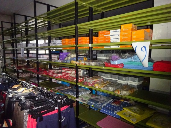 5#5425 Abbigliamento e arredi da negozio in vendita - foto 388