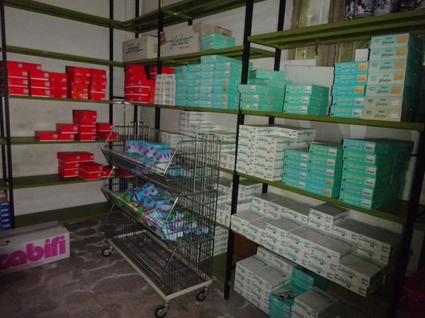 5#5425 Abbigliamento e arredi da negozio in vendita - foto 392