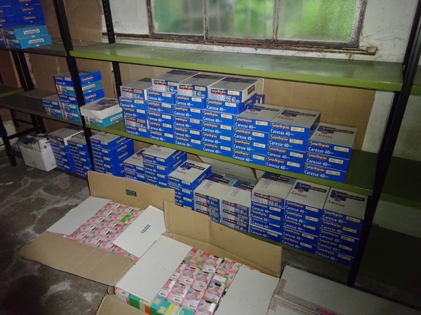 5#5425 Abbigliamento e arredi da negozio in vendita - foto 393