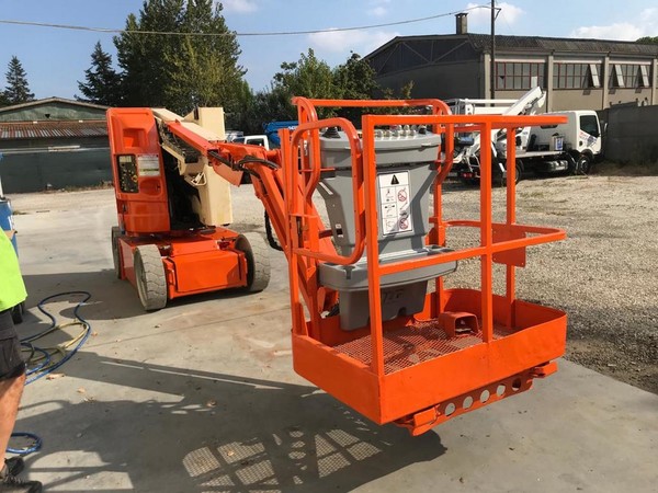 1#5501 Piattaforma semovente articolata JLG E300AJ in vendita - foto 4