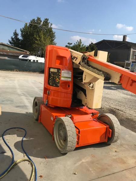 1#5501 Piattaforma semovente articolata JLG E300AJ in vendita - foto 5