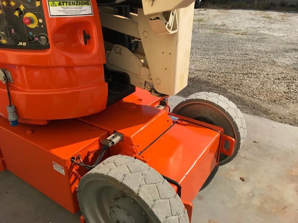 1#5501 Piattaforma semovente articolata JLG E300AJ in vendita - foto 6