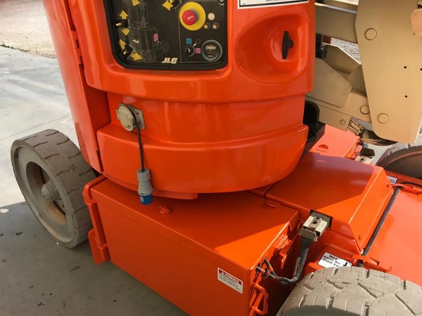 1#5501 Piattaforma semovente articolata JLG E300AJ in vendita - foto 7