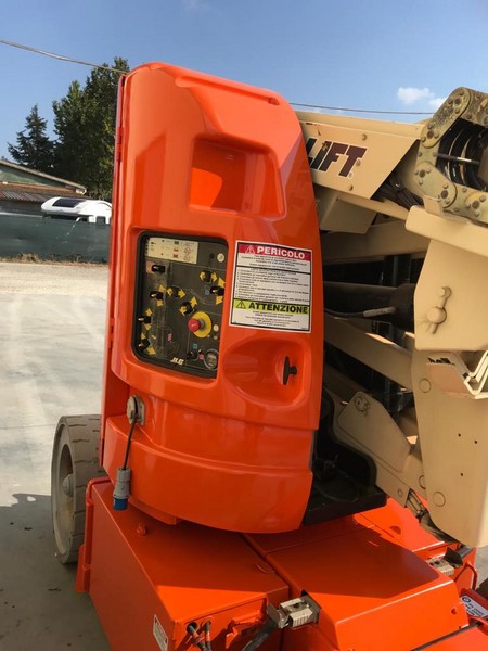 1#5501 Piattaforma semovente articolata JLG E300AJ in vendita - foto 8