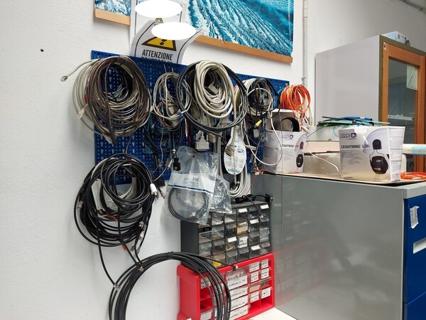 15#5521 Attrezzatura per certificazioni strumentazione elettrica e arredi in vendita - foto 3