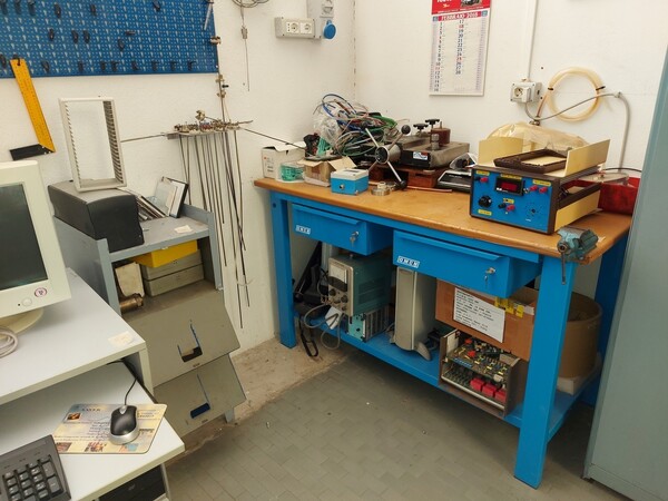 15#5521 Attrezzatura per certificazioni strumentazione elettrica e arredi in vendita - foto 17