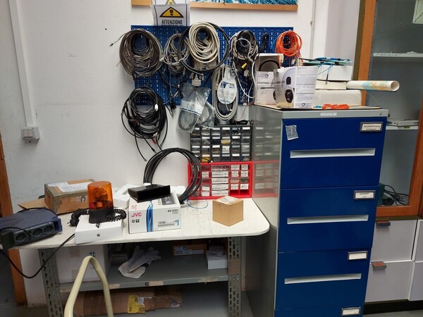 15#5521 Attrezzatura per certificazioni strumentazione elettrica e arredi in vendita - foto 37