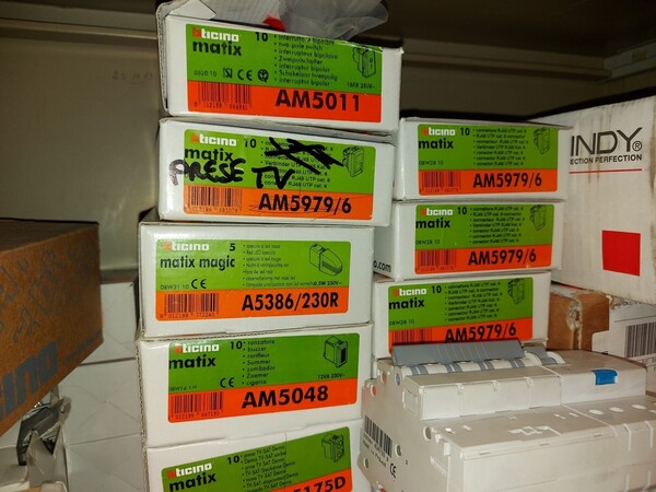 17#5521 Materiale elettrico e arredi in vendita - foto 10