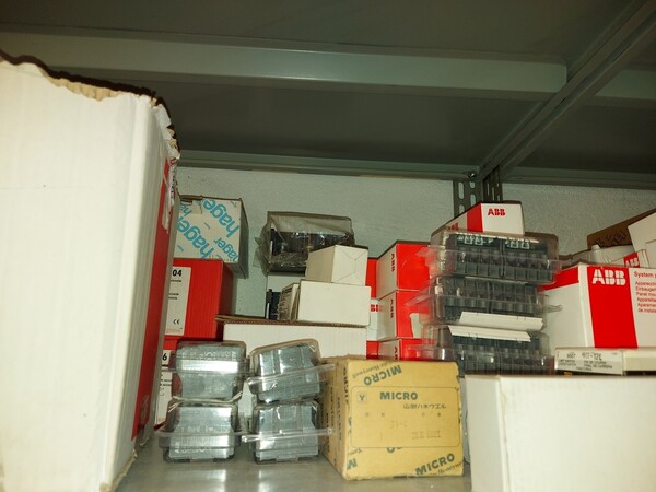 17#5521 Materiale elettrico e arredi in vendita - foto 22
