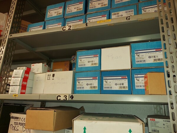 17#5521 Materiale elettrico e arredi in vendita - foto 29