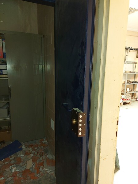23#5521 Porta blindata e attrezzatura in vendita - foto 2