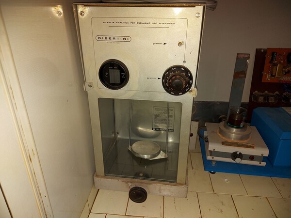 8#5521 Banco laboratorio chimico e bilancia Gibertini in vendita - foto 1