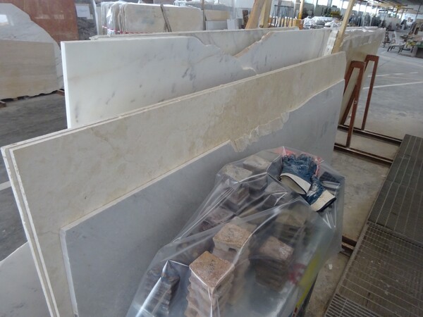 303#5538 Lastre marmo moka cream e bianco carrara in vendita - foto 1