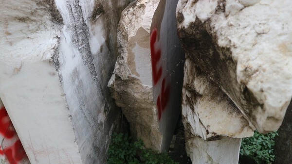 402#5538 Blocchi marmo botticino e breccia santa in vendita - foto 1
