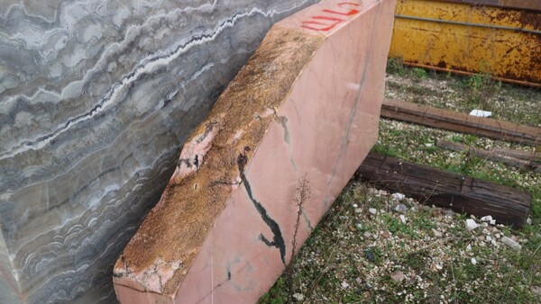 404#5538 Blocchi marmo fior di pesco e limestone in vendita - foto 2