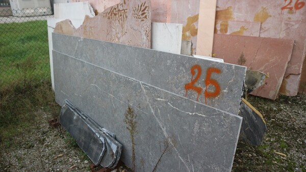 573#5538 Lastre marmo rosso alicante e bianco statuario in vendita - foto 3
