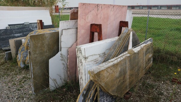 573#5538 Lastre marmo rosso alicante e bianco statuario in vendita - foto 4
