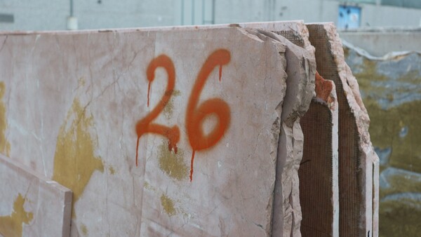 573#5538 Lastre marmo rosso alicante e bianco statuario in vendita - foto 5