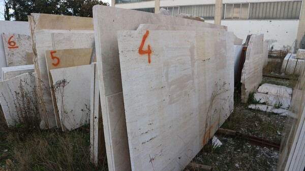 585#5538 Lastre marmo breccia aurora e basaltina in vendita - foto 1