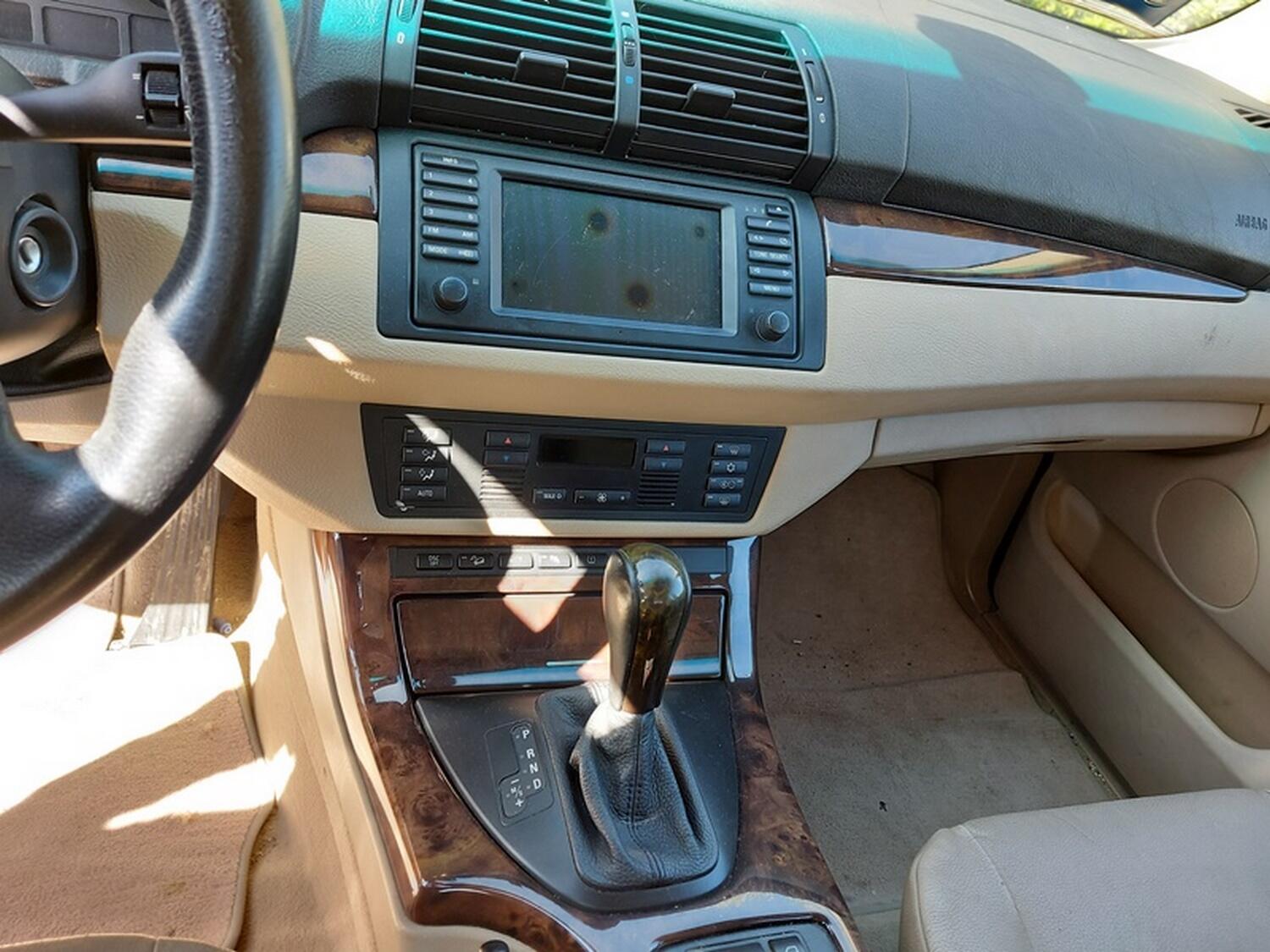 Lot BMW X5 passenger car