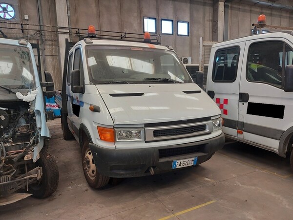 2#5562 Autocarro Iveco Daily in vendita - foto 2