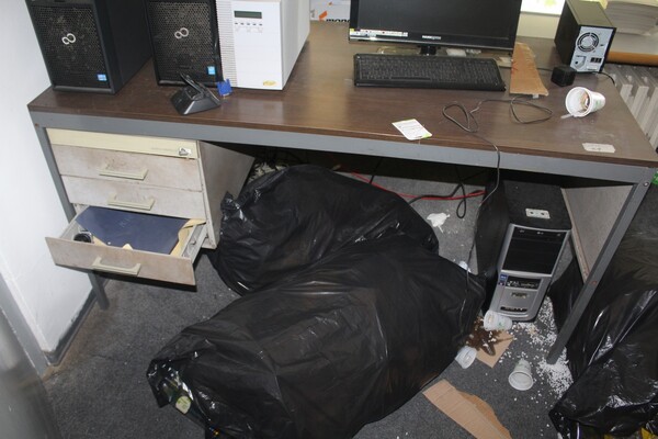35#5571 Arredamento ufficio e attrezzatura elettronica in vendita - foto 2
