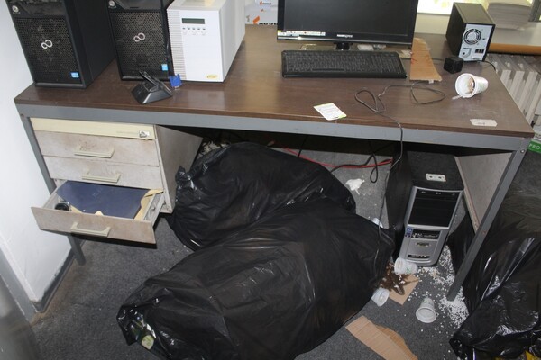 35#5571 Arredamento ufficio e attrezzatura elettronica in vendita - foto 3