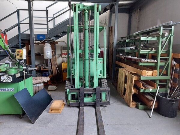 3#5598 Carrello elevatore con caricabatterie in vendita - foto 1