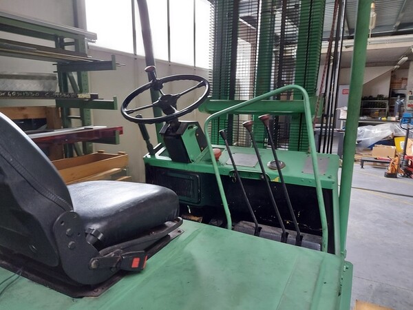 3#5598 Carrello elevatore con caricabatterie in vendita - foto 3